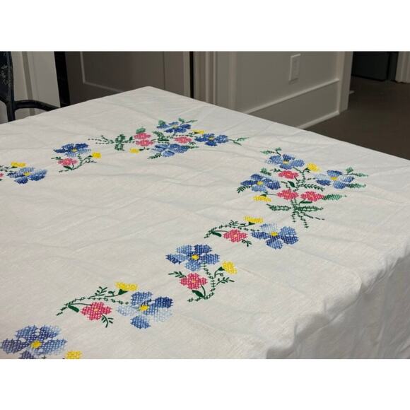 Vintage Hand Embroidered Floral Tablecloth 56" X 100" Rectangle - Picture 6 of 7